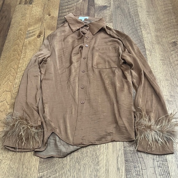 Better Be Woman’s Button Down With Feather Sleeve Size M - Picture 1 of 6